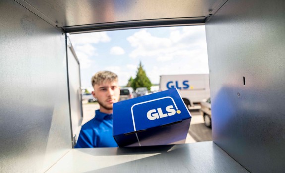 Internationaler Paketversand Zustellung Paketbox