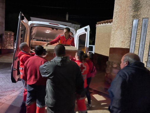 Cruz Roja repartiendo ayuda a los afectados por la DANA en Valencia