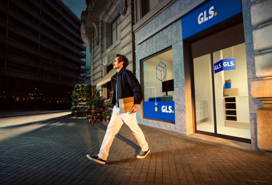 Mies tietokoneen äärellä