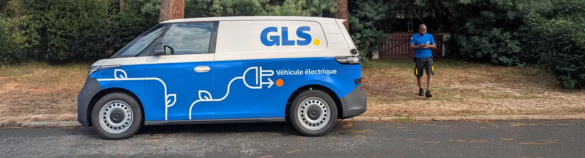 Un livreur GLS utilise un van électrique aux couleurs GLS