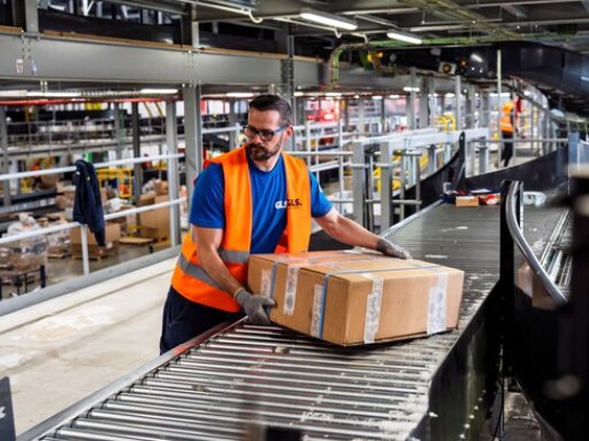 Éjszakai rakodó és szortírozó