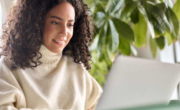 Dziewczyna aplikuje do działu IT