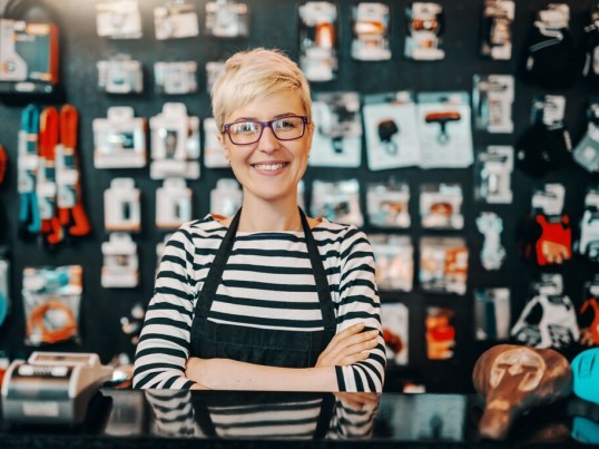 Cliente empresarial da GLS em frente à sua loja