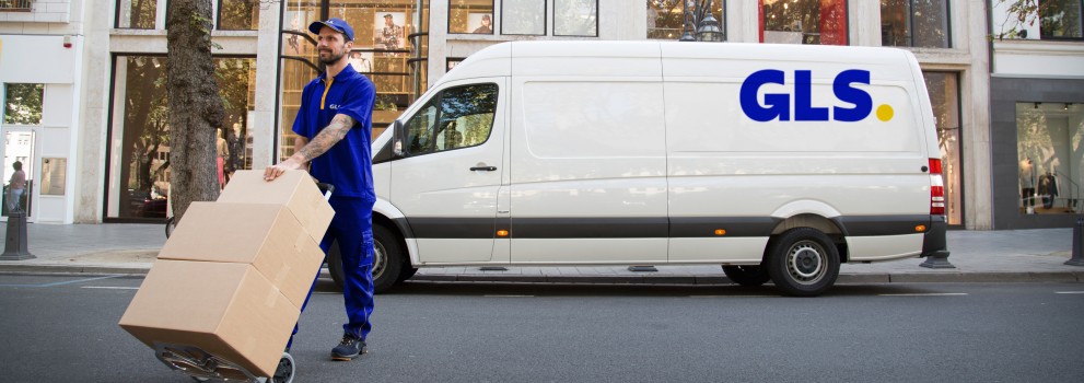 curier cu mașina de livrare în fundal