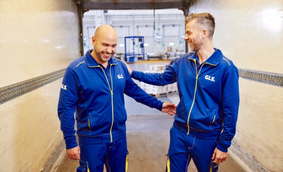 3 angajați tineri lucrând împreună la un proiect 